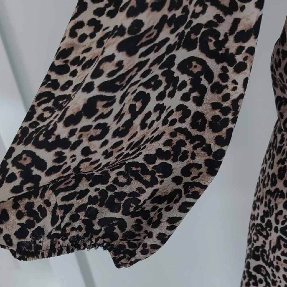 Vince Camuto Animal Print Long Sleeve Dress - Picture 4 of 5